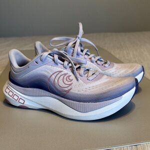 Women's Topo Athletic Aura running shoes 7.5 Purple/lilac